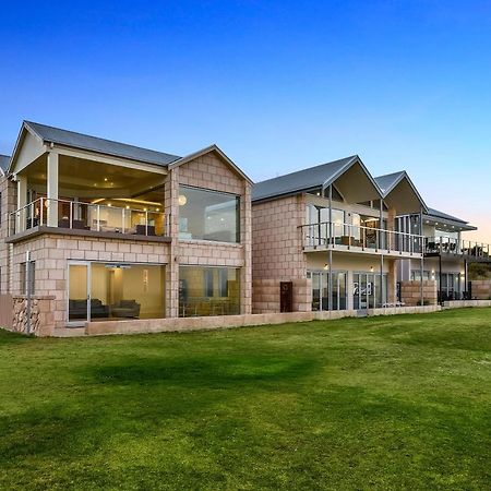 Aloha Waterfront Properties Robe Bagian luar foto