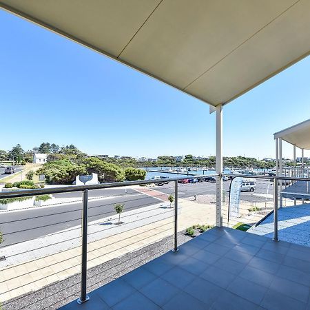 Aloha Waterfront Properties Robe Bagian luar foto