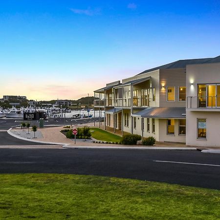 Aloha Waterfront Properties Robe Bagian luar foto
