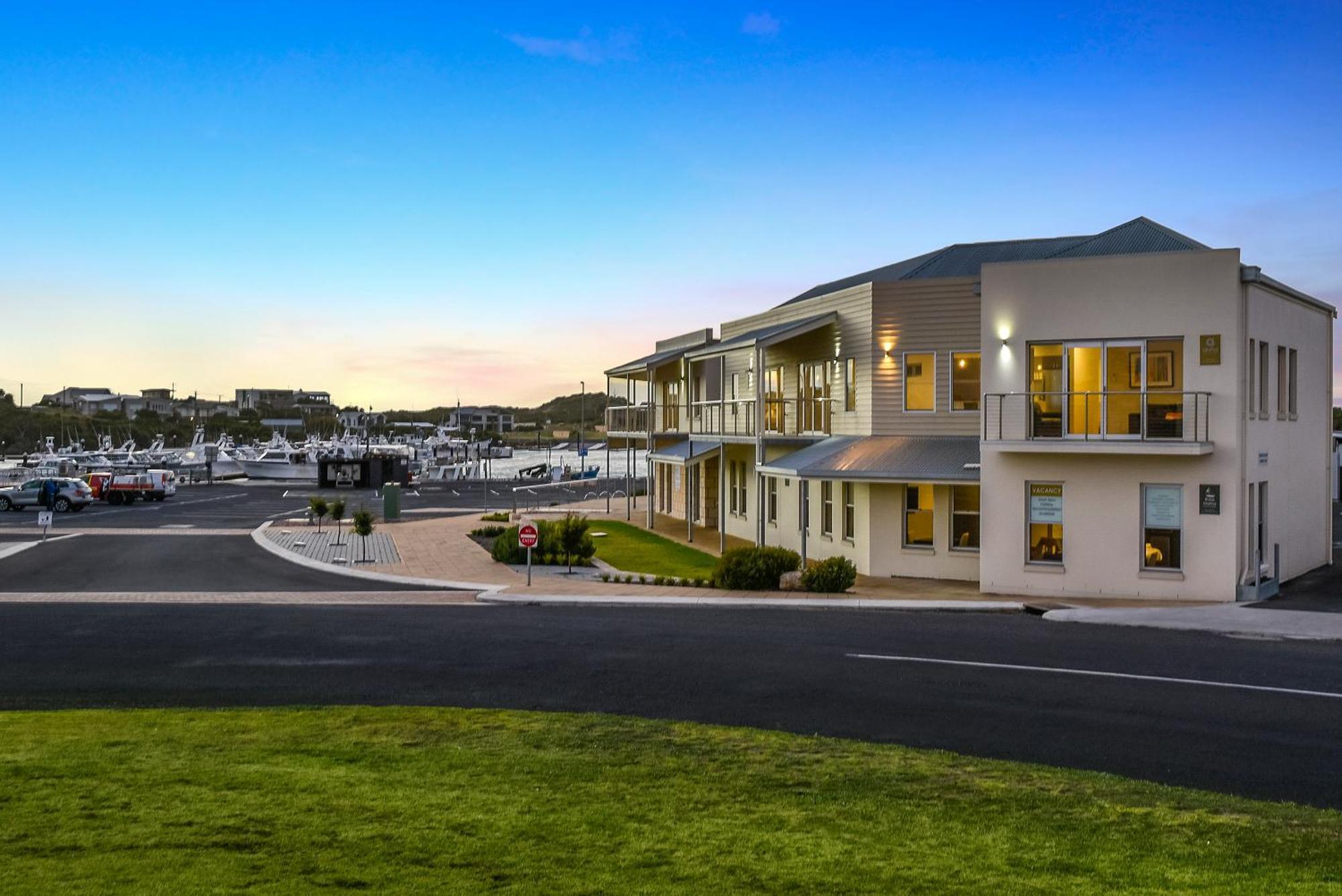 Aloha Waterfront Properties Robe Bagian luar foto