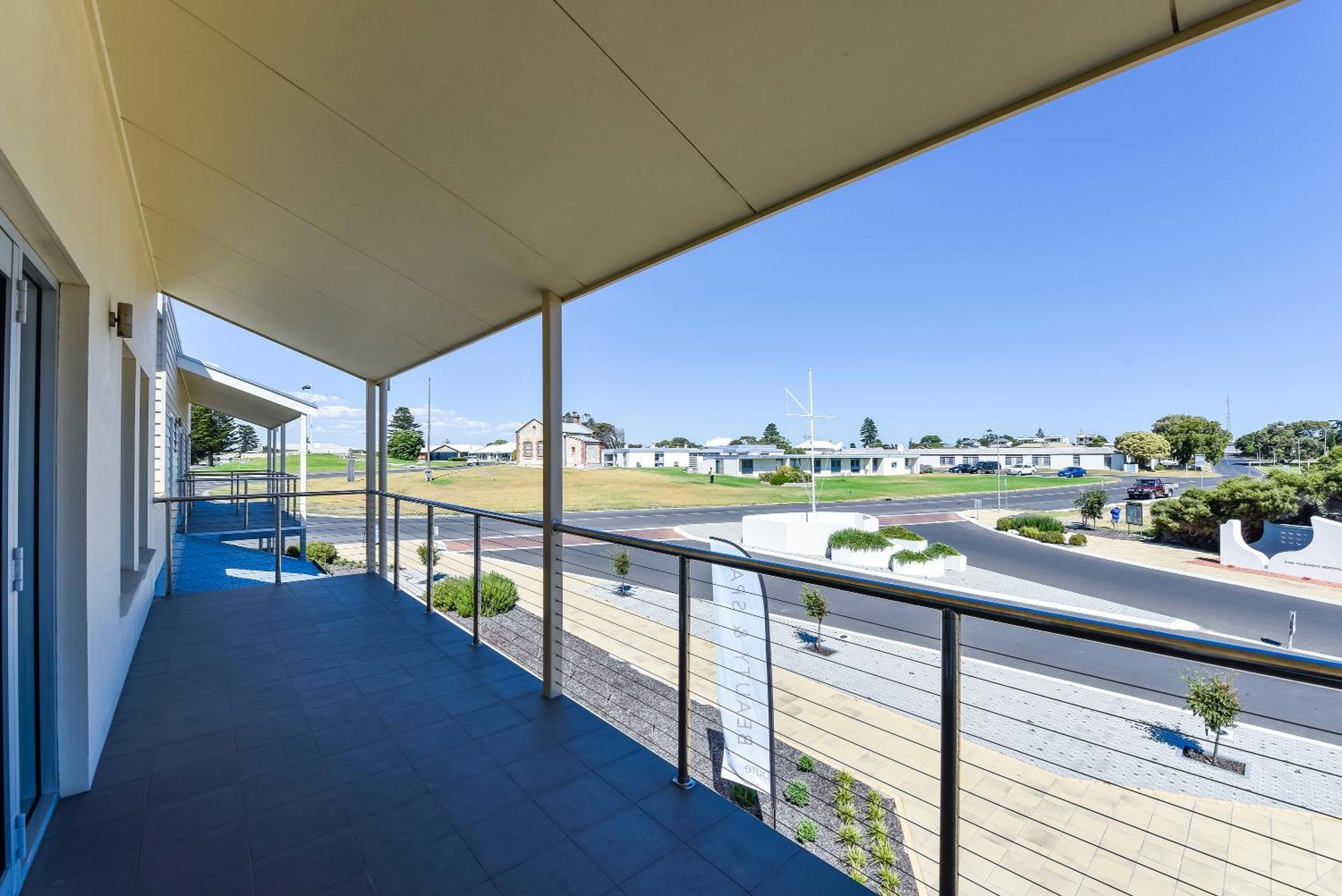 Aloha Waterfront Properties Robe Bagian luar foto