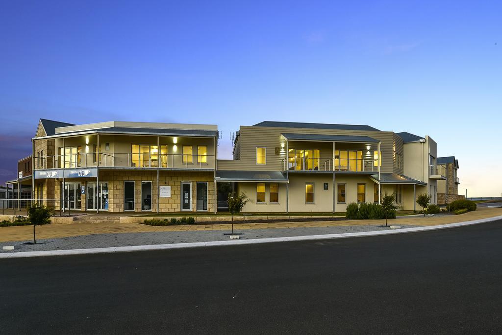 Aloha Waterfront Properties Robe Bagian luar foto