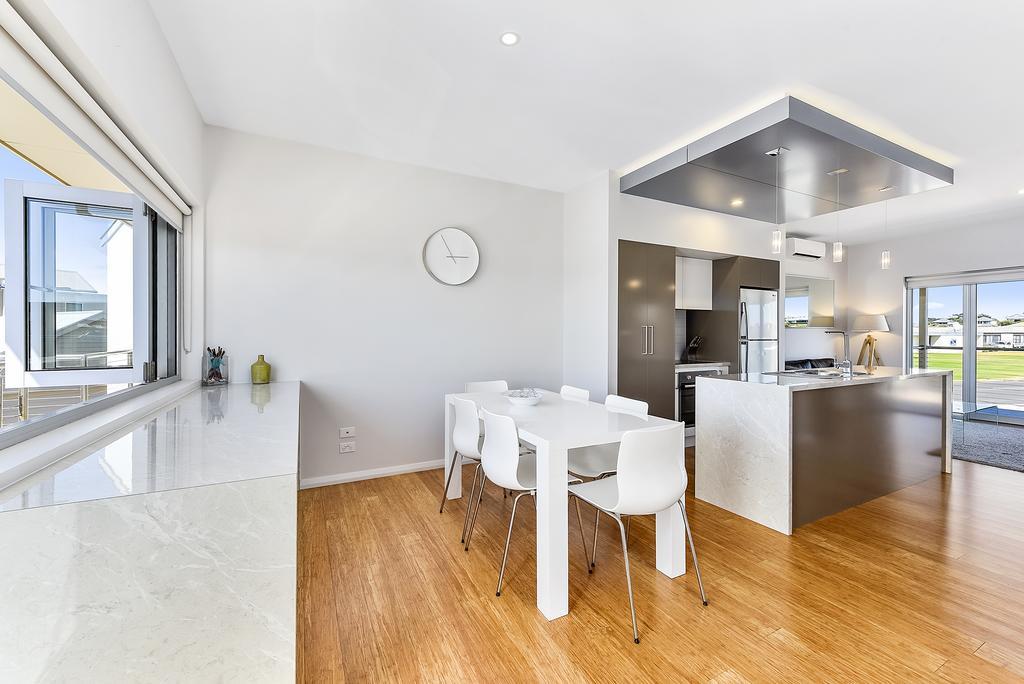 Aloha Waterfront Properties Robe Bagian luar foto