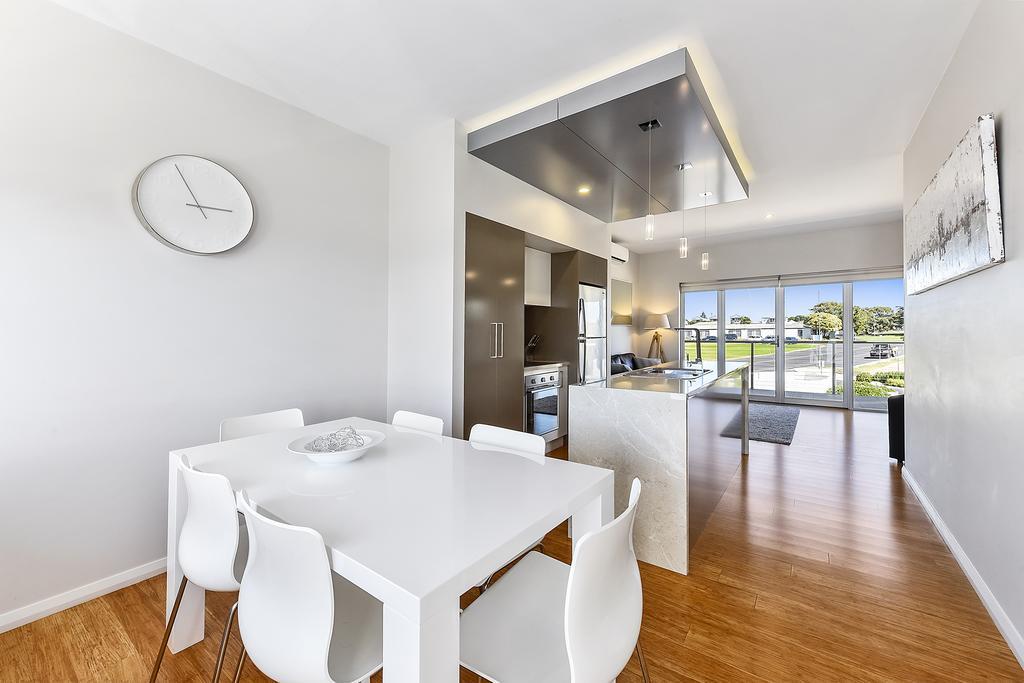 Aloha Waterfront Properties Robe Bagian luar foto