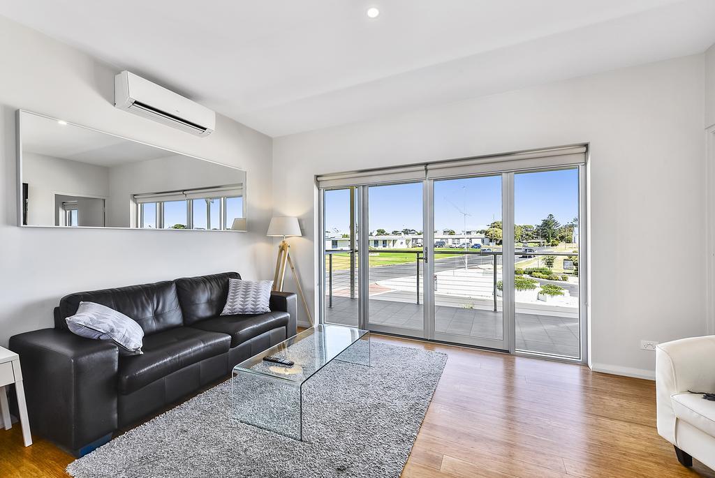 Aloha Waterfront Properties Robe Bagian luar foto
