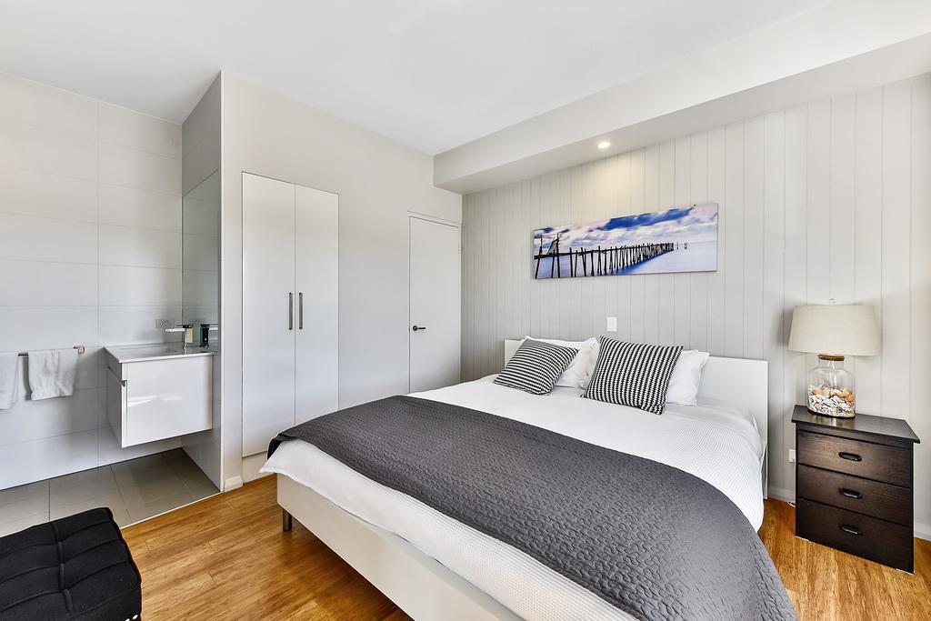 Aloha Waterfront Properties Robe Bagian luar foto