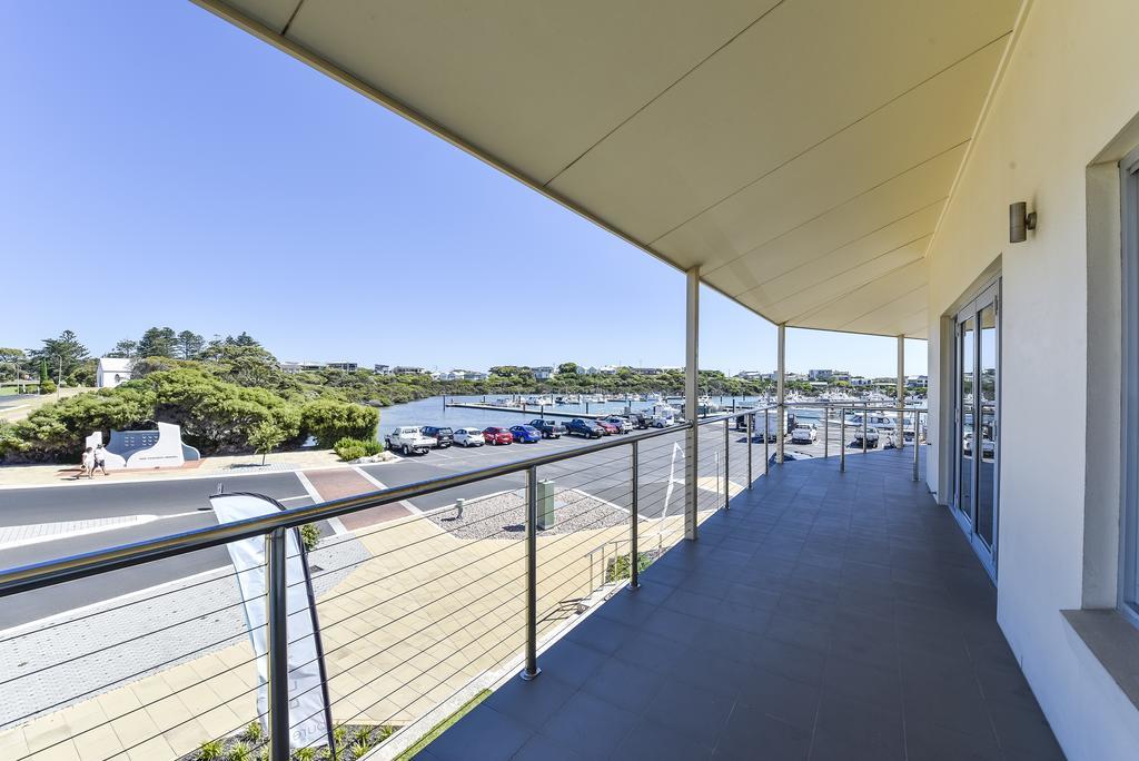Aloha Waterfront Properties Robe Bagian luar foto