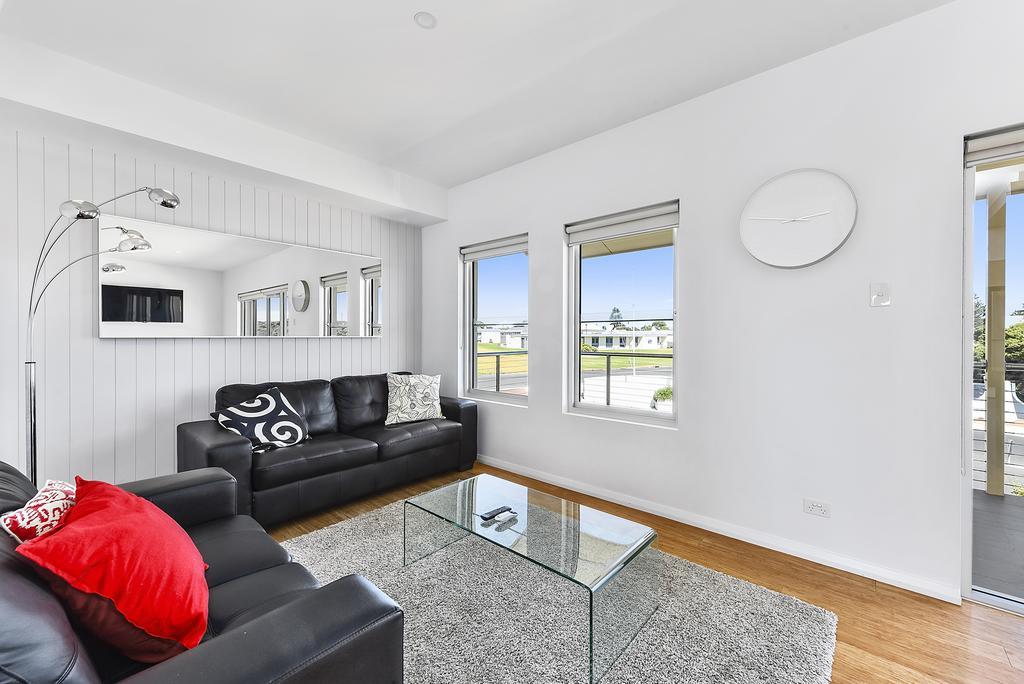 Aloha Waterfront Properties Robe Bagian luar foto