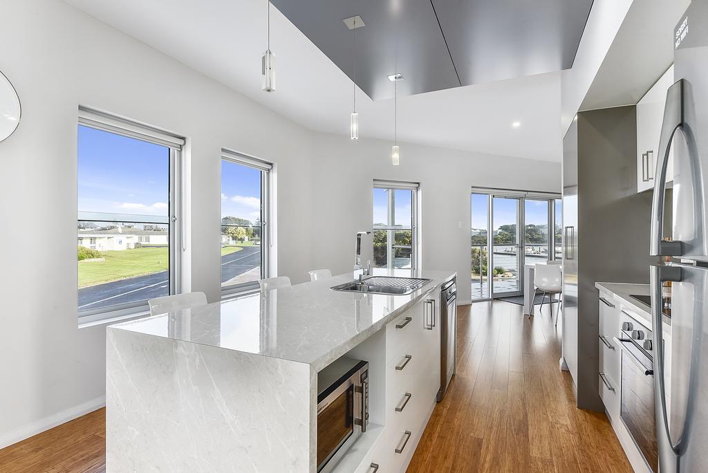 Aloha Waterfront Properties Robe Bagian luar foto