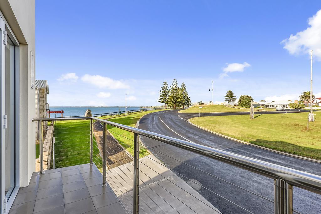 Aloha Waterfront Properties Robe Bagian luar foto