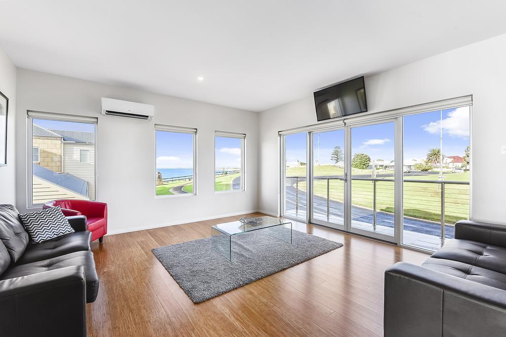 Aloha Waterfront Properties Robe Bagian luar foto