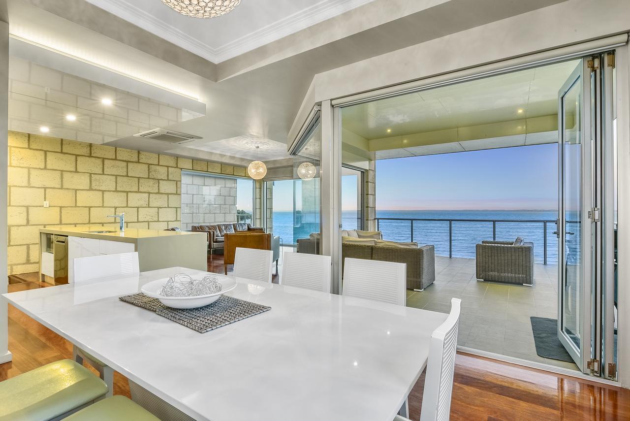 Aloha Waterfront Properties Robe Bagian luar foto