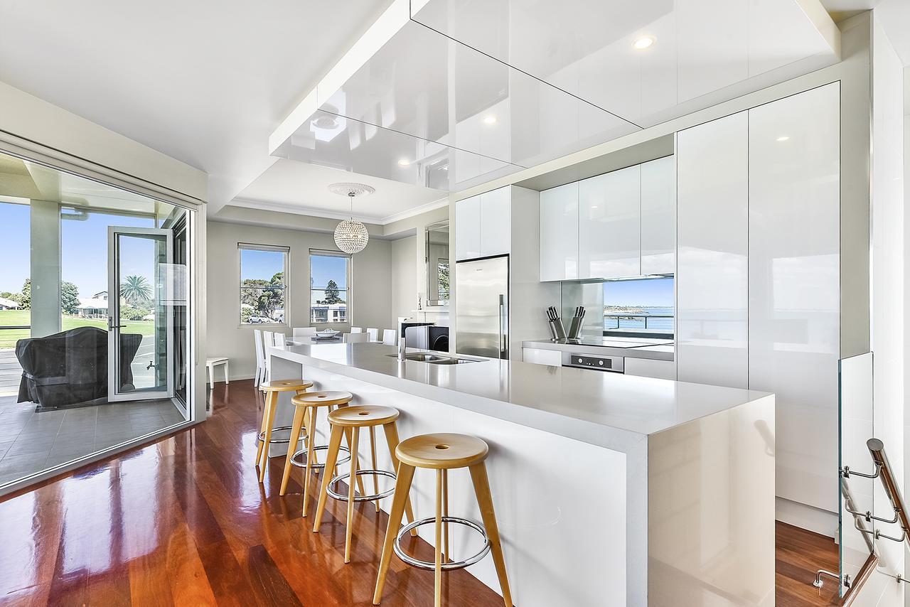 Aloha Waterfront Properties Robe Bagian luar foto