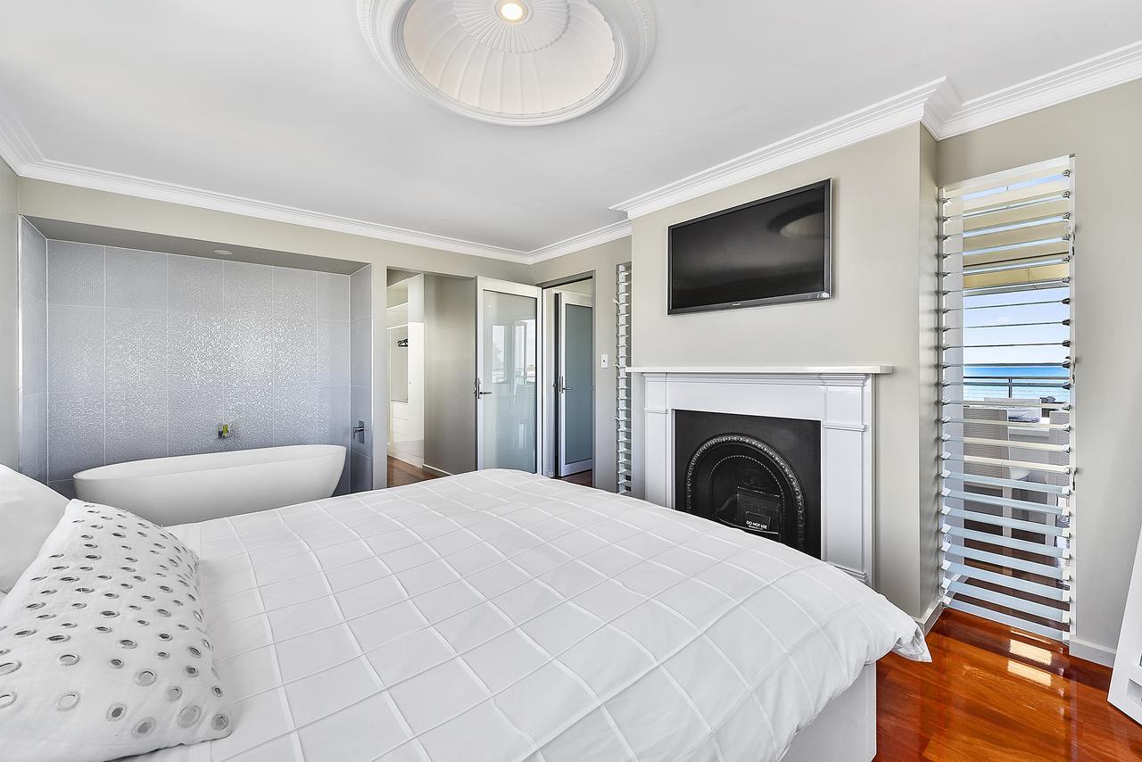 Aloha Waterfront Properties Robe Bagian luar foto