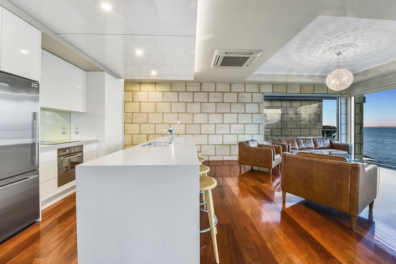 Aloha Waterfront Properties Robe Bagian luar foto