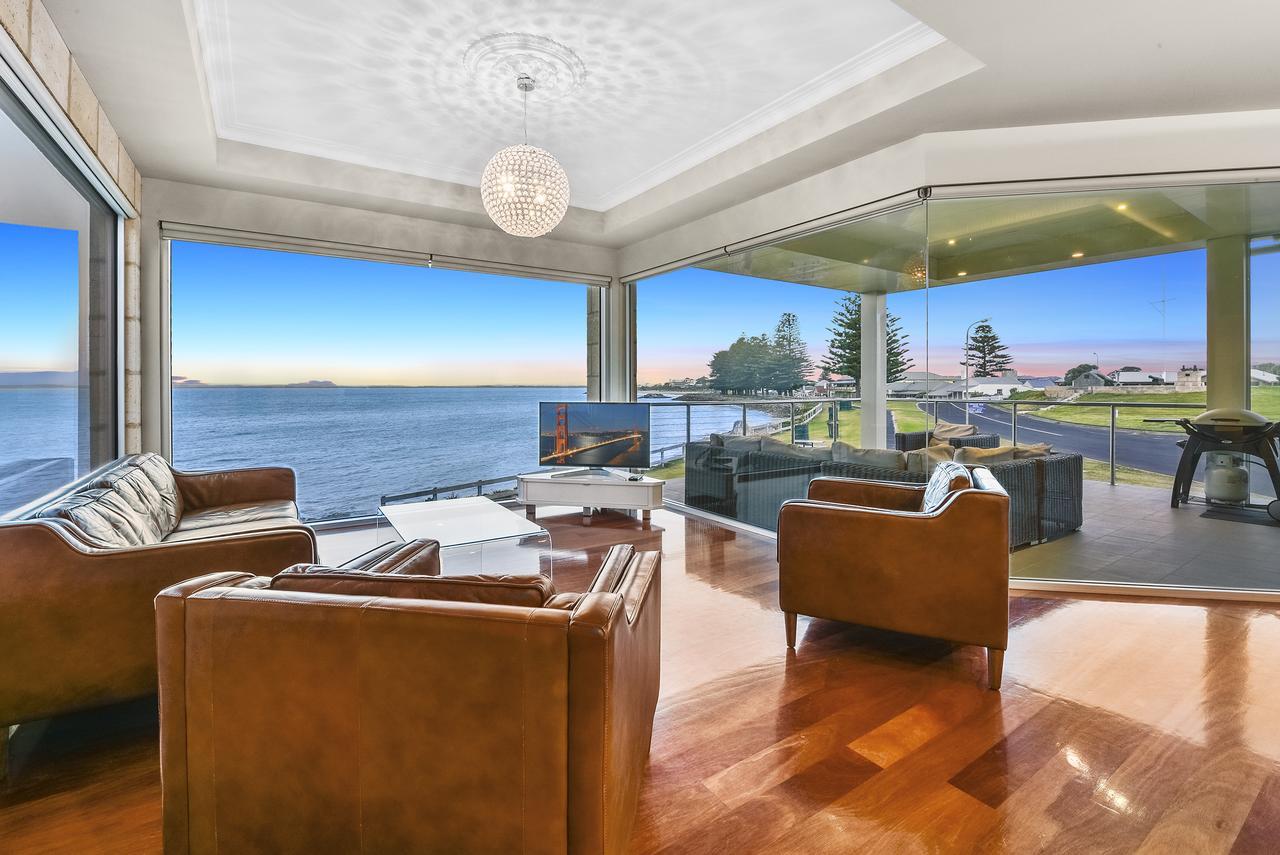 Aloha Waterfront Properties Robe Bagian luar foto