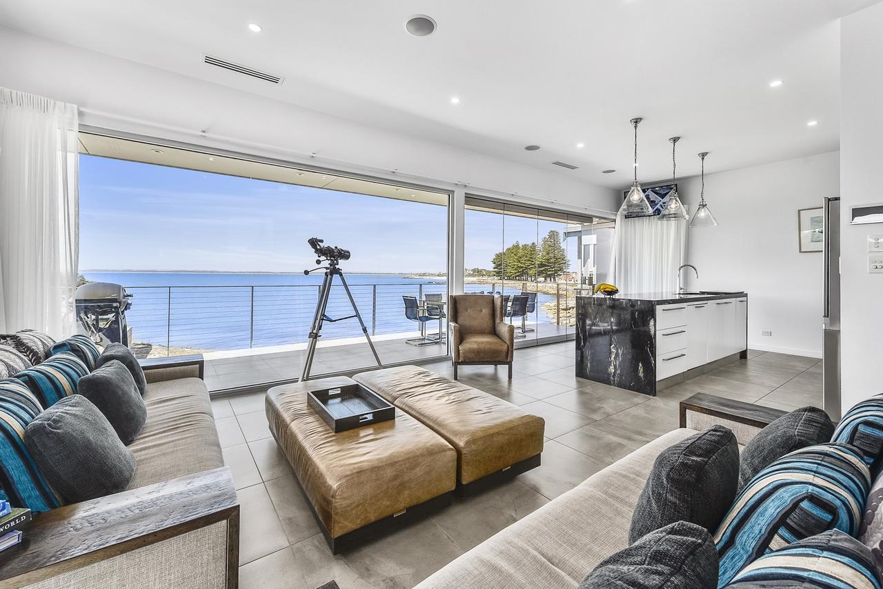 Aloha Waterfront Properties Robe Bagian luar foto