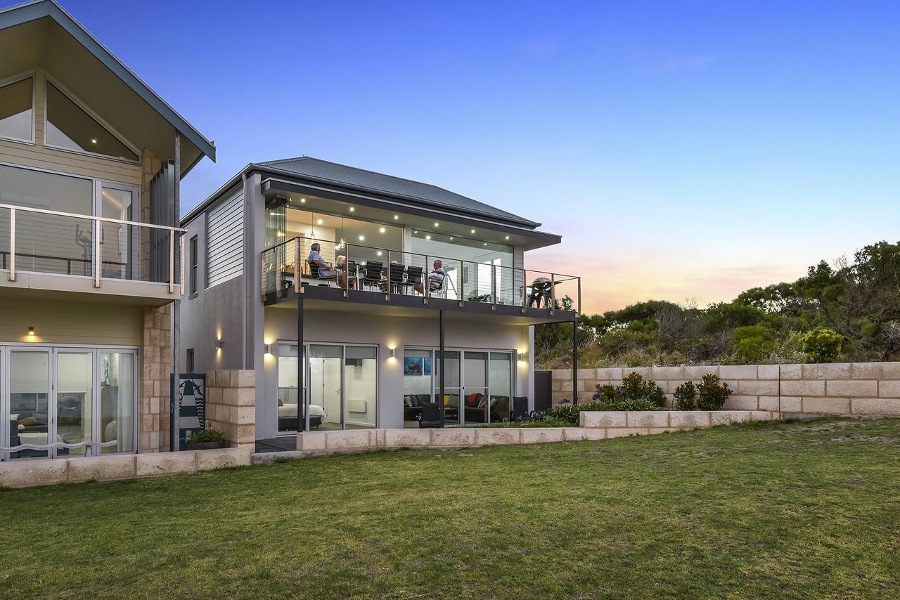 Aloha Waterfront Properties Robe Bagian luar foto
