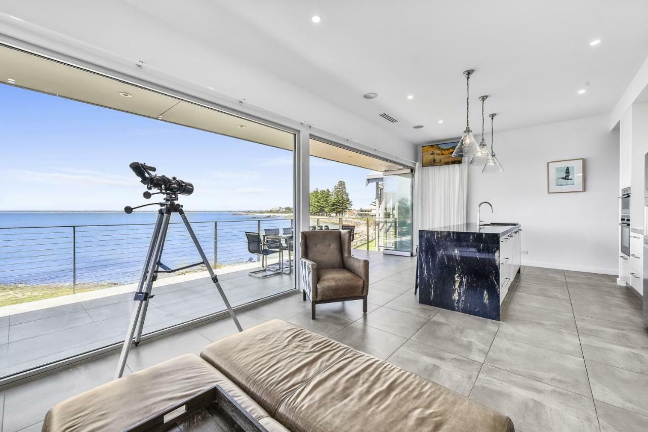 Aloha Waterfront Properties Robe Bagian luar foto
